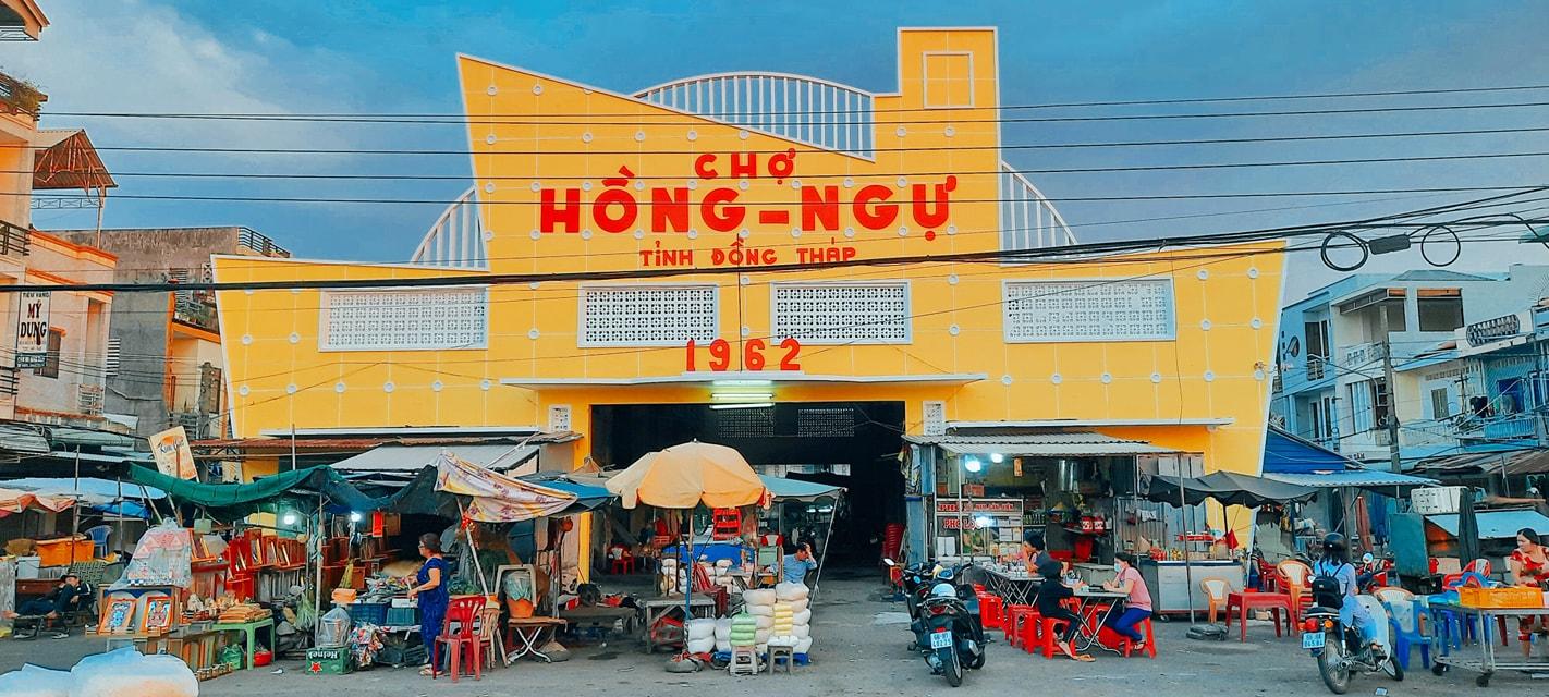 Chợ Hồng Ngự là nơi hội tụ nhiều đặc sản nổi tiếng của vùng đầu nguồn Đồng Tháp