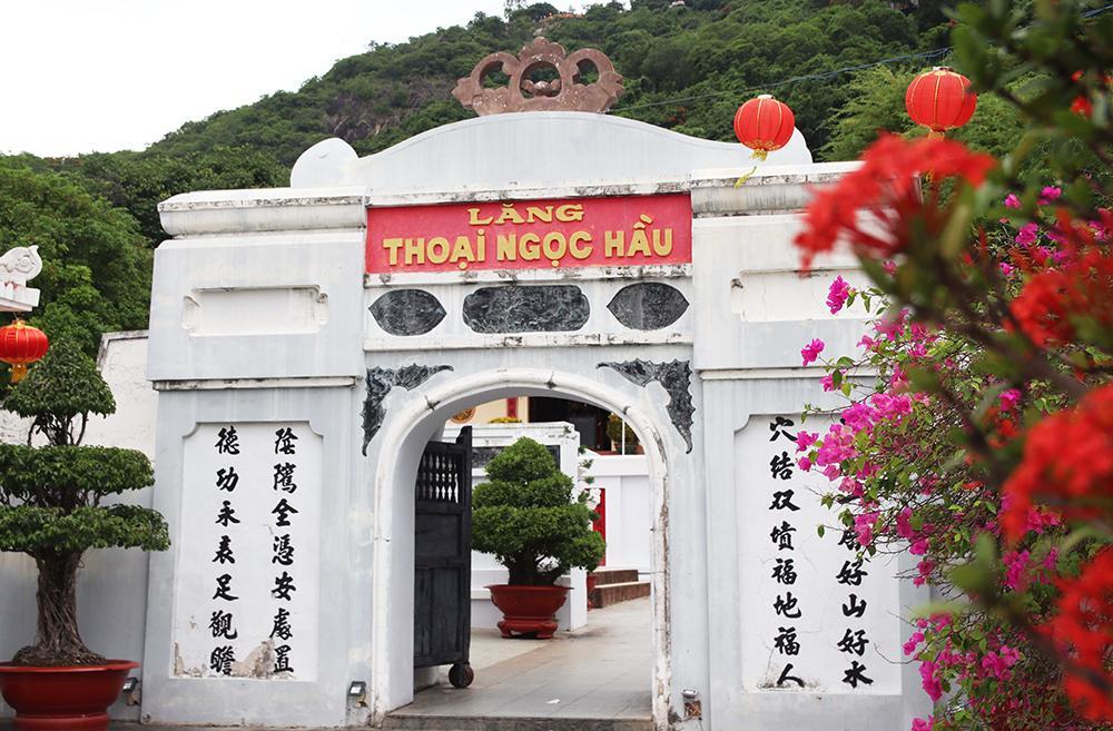 Lăng Thoại Ngọc Hầu khám phá quần thể di tích lịch sử – văn hóa quanh Núi Sam.